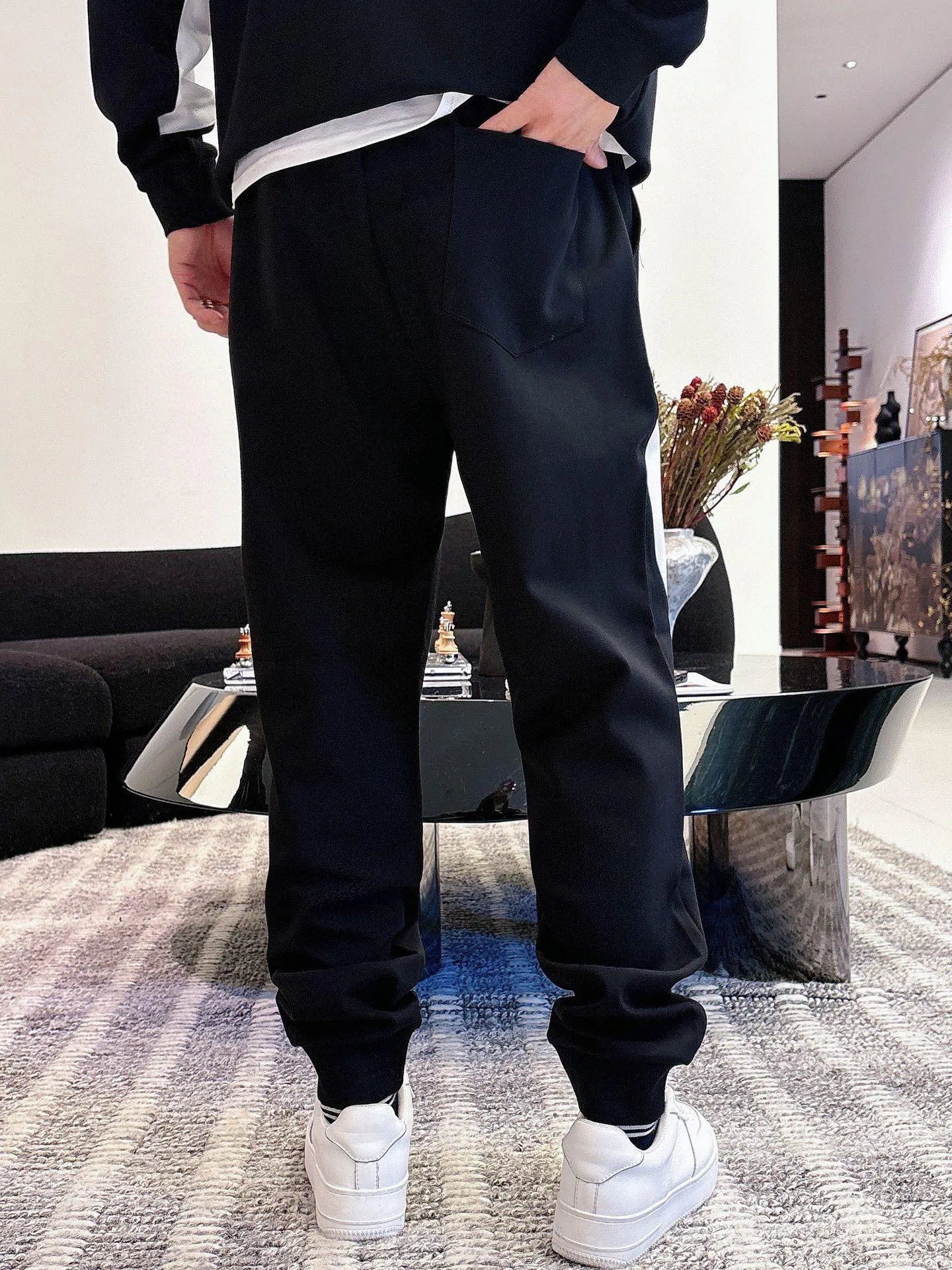 [LV Louis Vuitton] Hot-selling suit is coming. Focus on the original version of the official website. 2025 new hot-selling cardigan and sweatshirt suit. The original order is the best 🇭🇰. It is the meticulous work of top designers. It has a fitting and perfect upper body effect. All-natural high-quality Tencel Roman cotton 100%, close-fitting comfort, noble and elegant! Original hardware embodies elegance and nobility! Counter size: M-3XL (maximum wear up to 190 pounds)